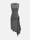 Ärmelloses, gerafftes, asymmetrisches Kleid mit Gürtel
