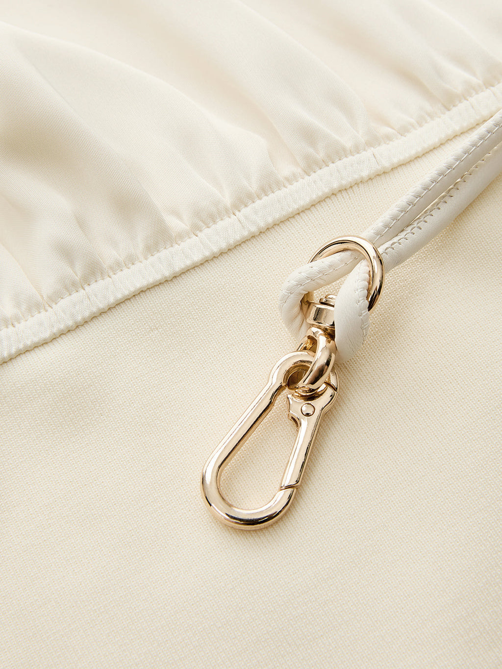 Haut en satin asymétrique ceinturé