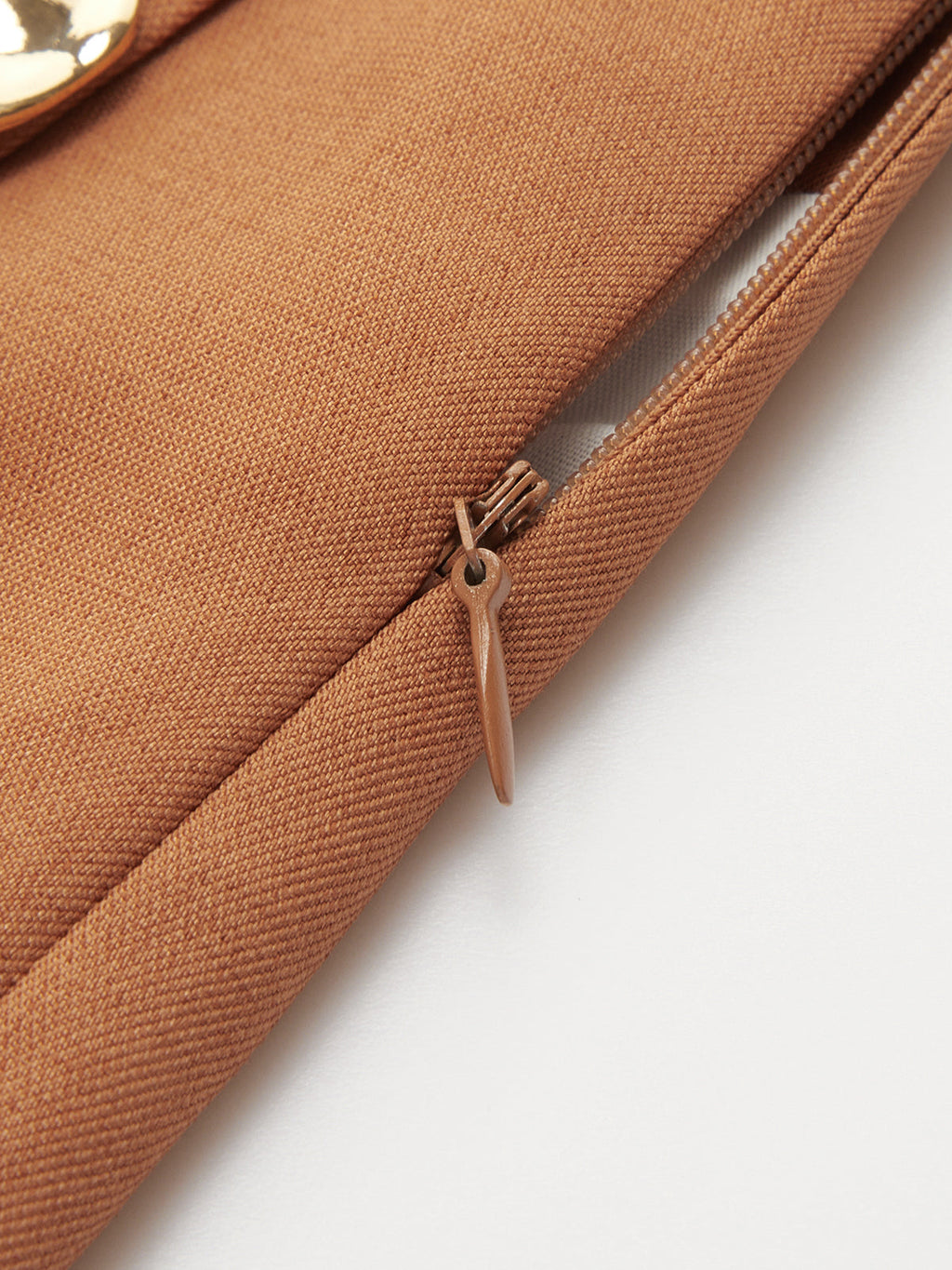 Taillierte Shorts mit mittelhohem Bund und Metalldetail
