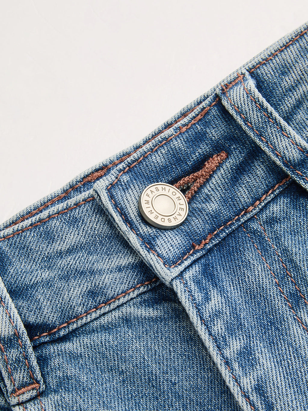 Jeans mit geraffter Taille und geschwungenem Bein