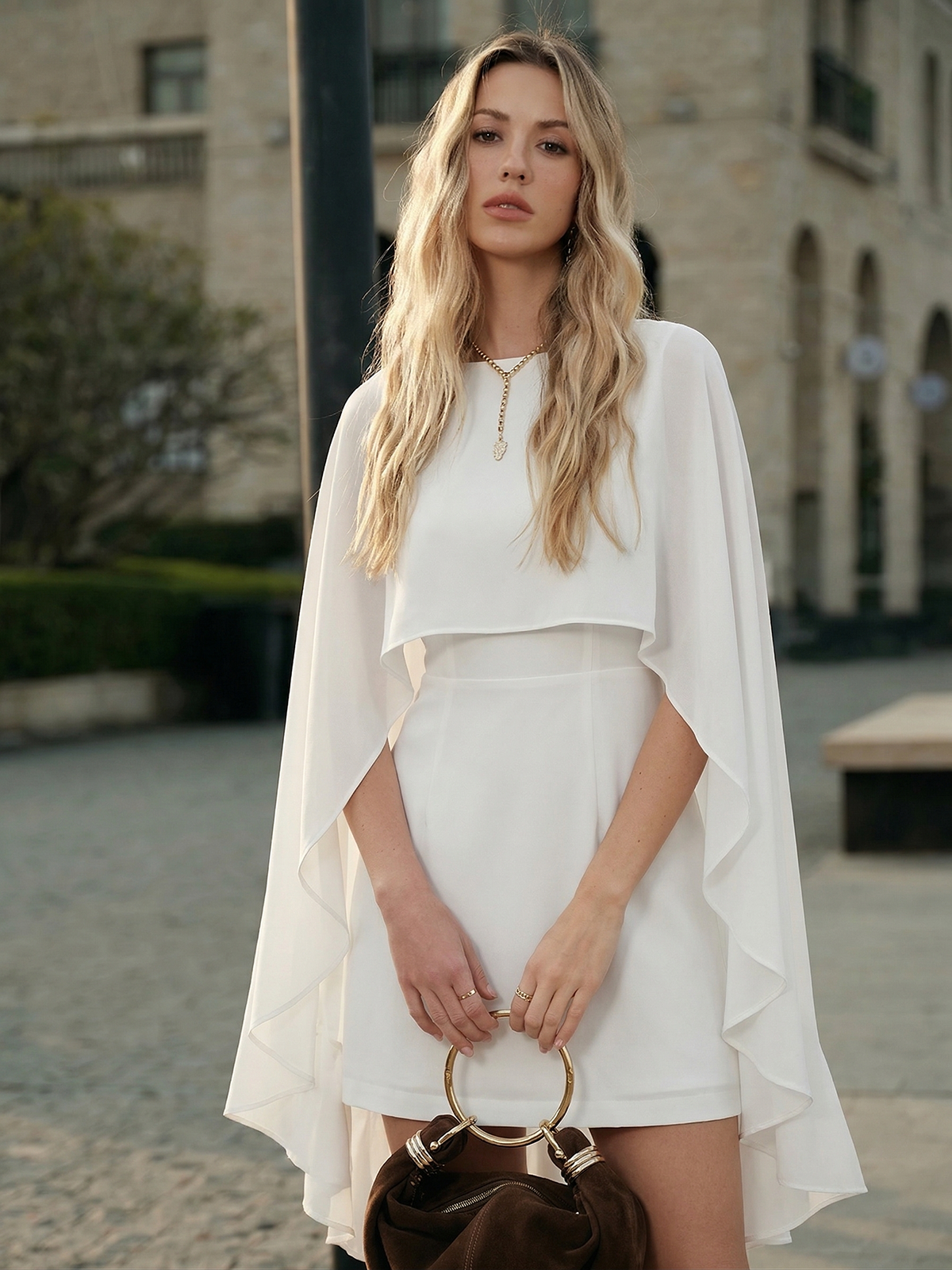 Ensemble deux pièces mini-robe caraco avec cape superposée
