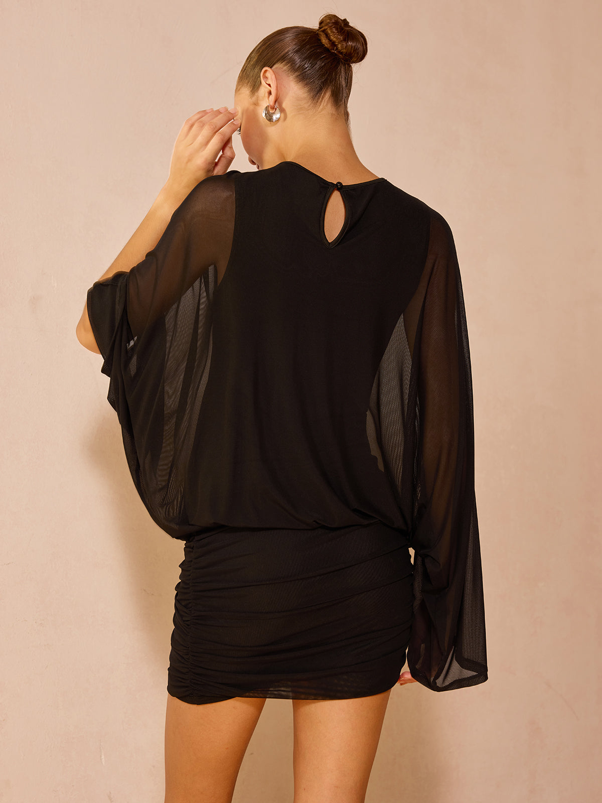 Robe courte froncée en maille à manches longues