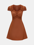 Mini-robe en satin à encolure en V et bordure en dentelle