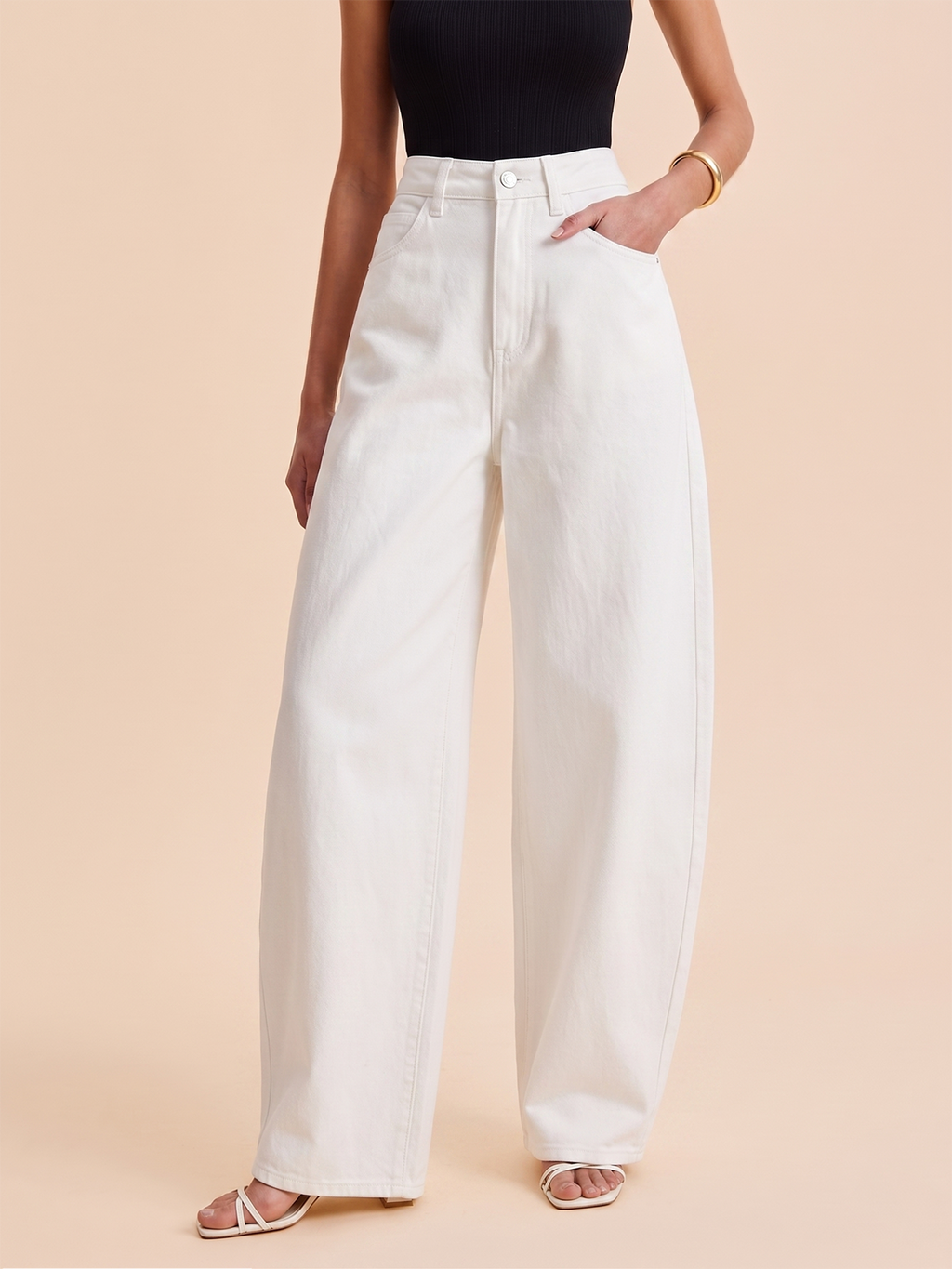 Jeans mit gebogenem Bein und mittelhohem Bund
