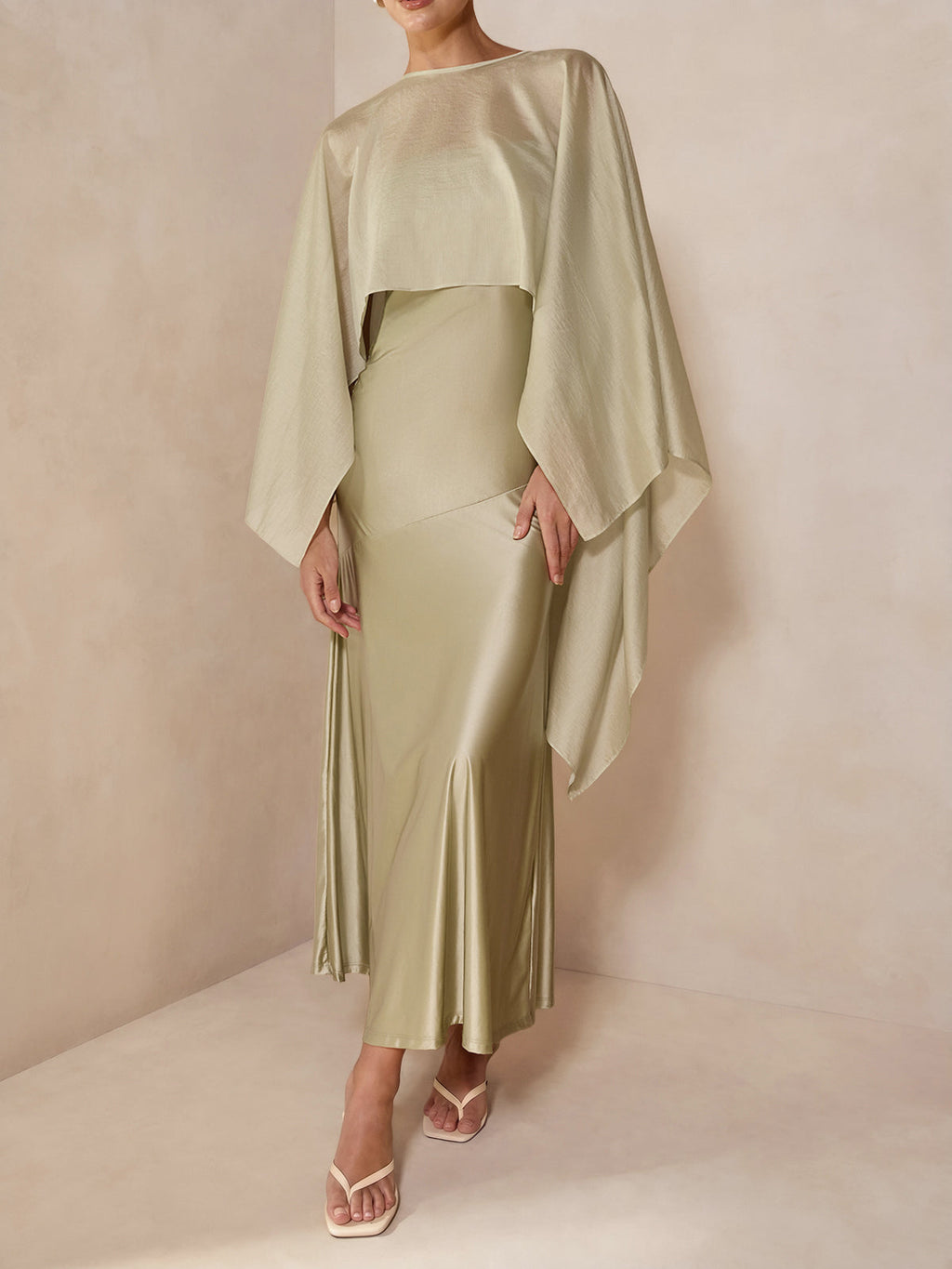 Ensemble deux pièces robe caraco et capelette transparente