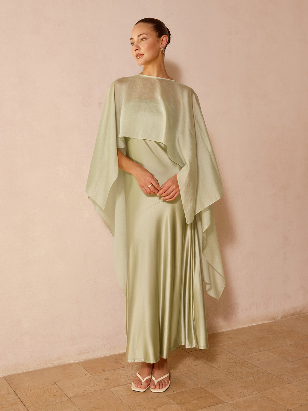 Ensemble deux pièces robe caraco et capelette transparente