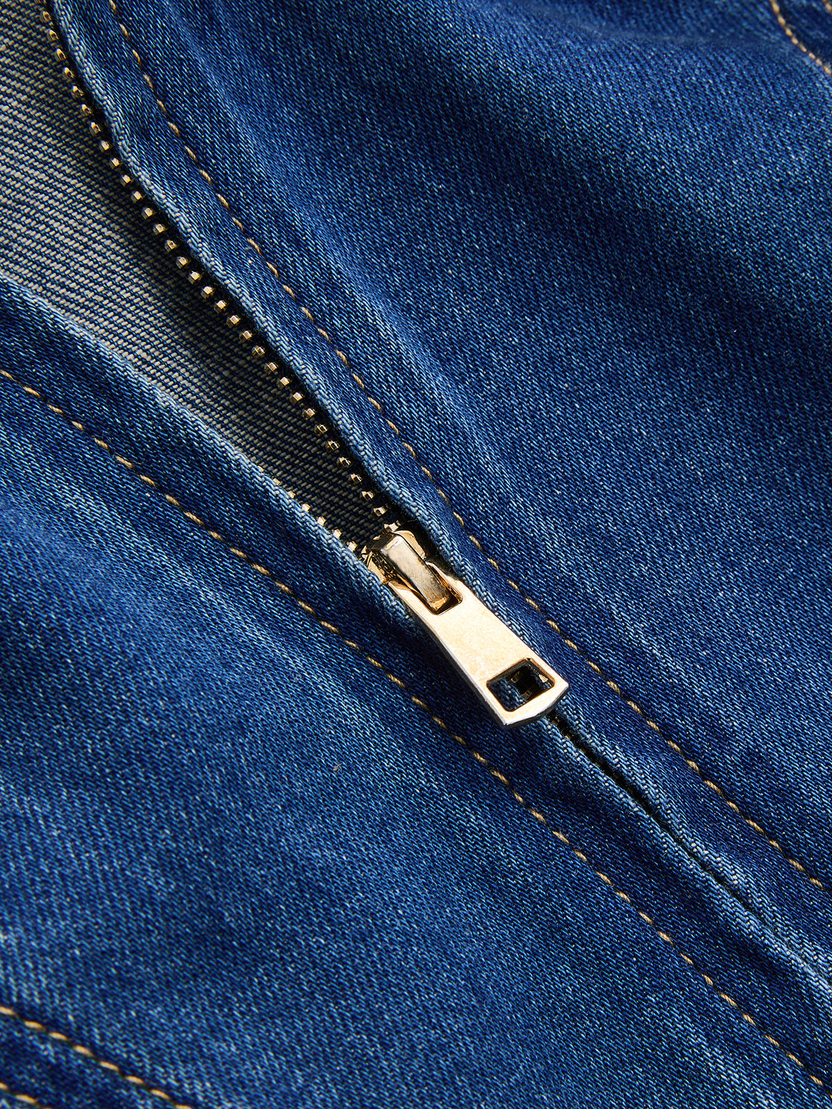Mini-robe en jean sans manches à dos ouvert